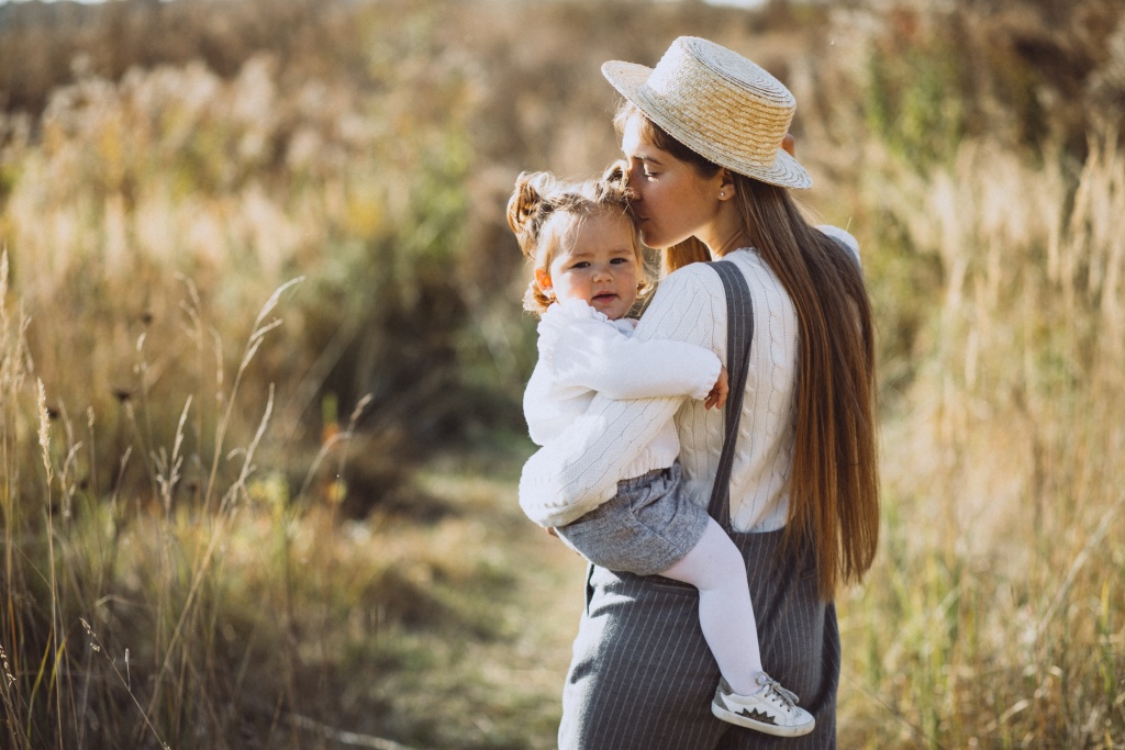 young-mother-with-her-little-daughter-in-an-autumn-field.jpg